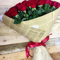 Розы в газетной бумаге